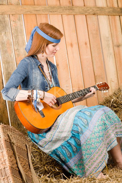 Jeunes hippie femme jouer guitare grange [[stock_photo]] © CandyboxPhoto