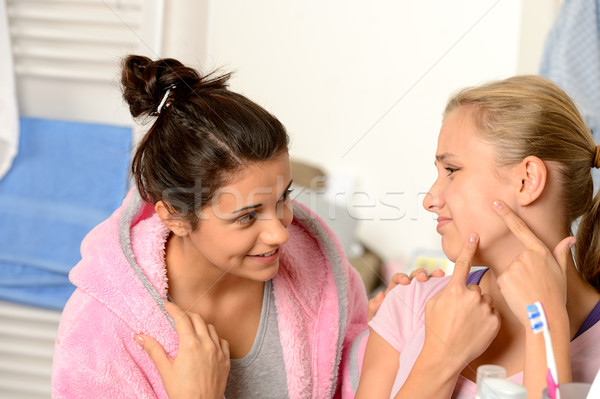 Tinilányok pattanás problémák fürdőszoba szépséghiba arc Stock fotó © CandyboxPhoto