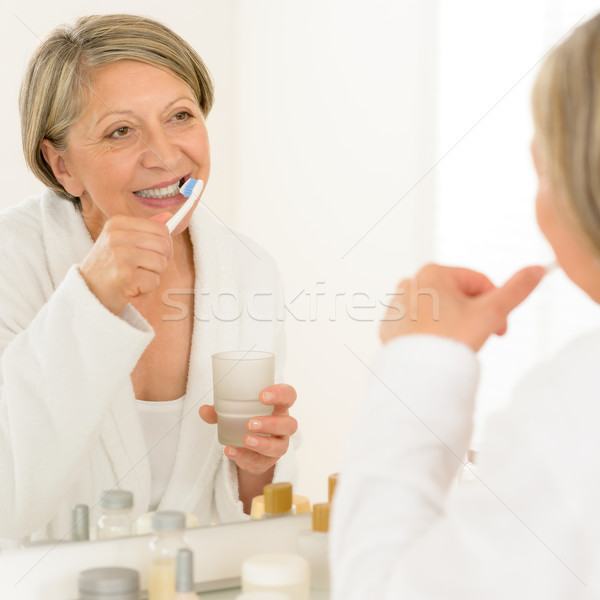 Idős nő fogmosás fürdőszoba tükör tükröződés Stock fotó © CandyboxPhoto