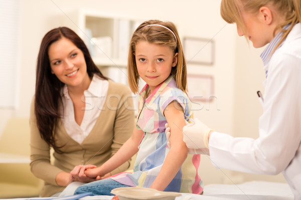 Kinderarts injectie meisje vaccinatie kantoor vrouw Stockfoto © CandyboxPhoto
