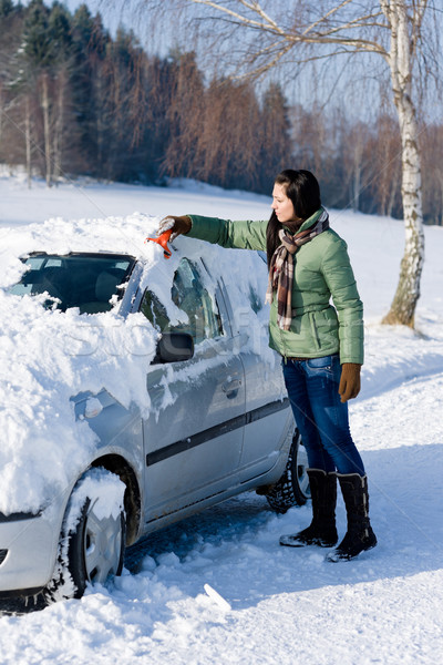 Zimą samochodu kobieta śniegu przednia szyba lodu Zdjęcia stock © CandyboxPhoto