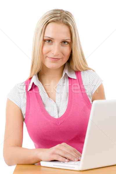 ストックフォト: 幸せ · 代 · 女性 · 座って · 表 · ノートパソコン