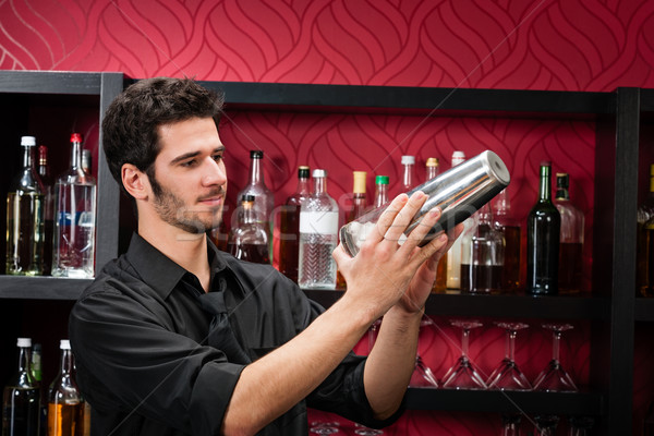 Foto stock: Jóvenes · barman · cóctel · bebidas · guapo