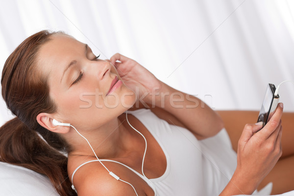 Młoda kobieta mp3 player ucha biały kobieta Zdjęcia stock © CandyboxPhoto