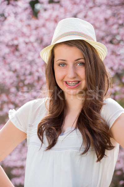 Mädchen Hosenträger tragen hat Frühling Blüte Stock foto © CandyboxPhoto