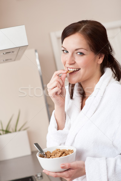 Foto stock: Feliz · mujer · comer · cereales · desayuno · cocina