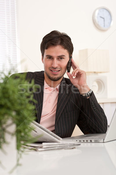 Zdjęcia stock: Młodych · biznesmen · telefonu · pracy · biuro · człowiek