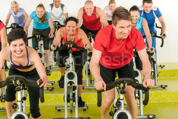 Clasă sportiv oameni exercita sală de gimnastică se bucura Imagine de stoc © CandyboxPhoto