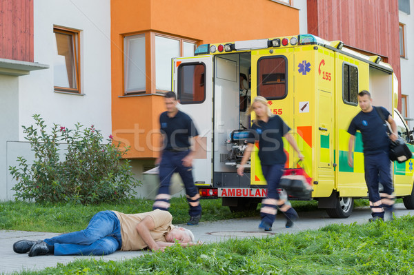 Foto stock: Emergencia · equipo · ejecutando · inconsciente · hombre · altos