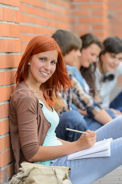 Studenten Mädchen Sitzung außerhalb Campus Freunde Stock foto © CandyboxPhoto