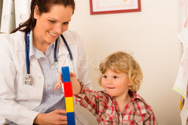 Vizita pediatru copil fată joc femeie Imagine de stoc © CandyboxPhoto