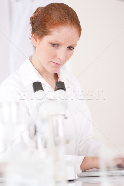 Microscopio laboratorio mujer médicos investigación químico Foto stock © CandyboxPhoto