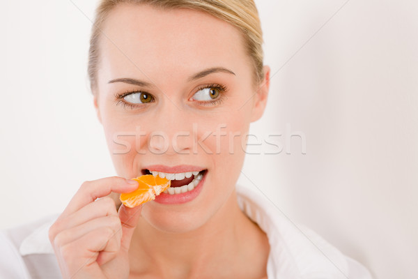 Retrato mujer morder rebanada mandarina Foto stock © CandyboxPhoto