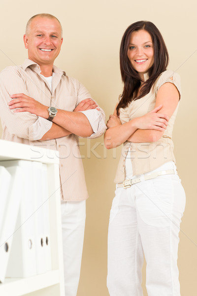 Foto stock: Casual · pessoas · de · negócios · atraente · brasão · empresária · sorridente