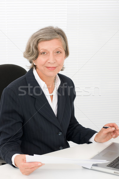 Foto stock: Altos · mujer · de · negocios · sonrisa · sentarse · detrás