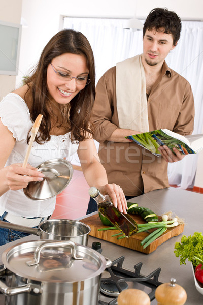 Fericit cuplu găti bucătărie carte de bucate împreună Imagine de stoc © CandyboxPhoto