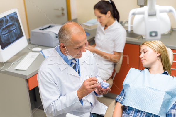 [[stock_photo]]: Dentiste · montrent · patient · femme · modèle · dents