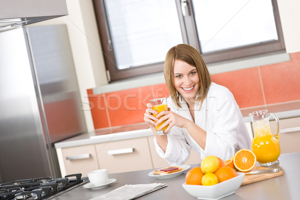 Stock foto: Frühstück · lächelnde · Frau · frischen · Orangensaft · modernen · Küche