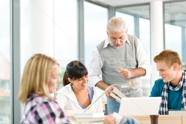 Stockfoto: Middelbare · school · drie · studenten · hoogleraar · volwassen · klas