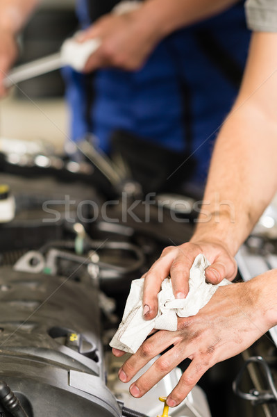 Maşină mecanic murdar mâini pânză lucru Imagine de stoc © CandyboxPhoto