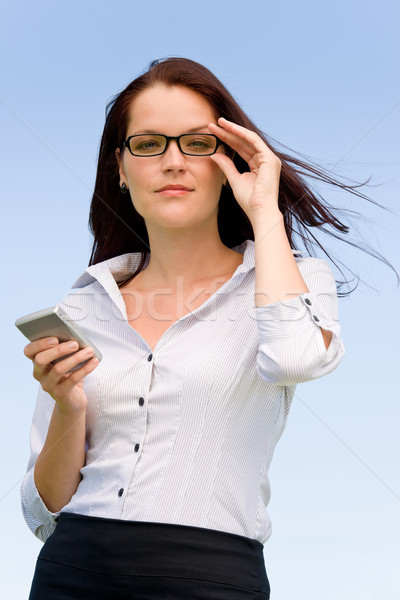 [[stock_photo]]: Femme · d'affaires · ciel · bleu · séduisant · Rechercher · téléphone · jeunes