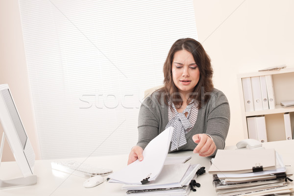 [[stock_photo]]: Jeunes · femme · d'affaires · travail · bureau · modernes · ordinateur