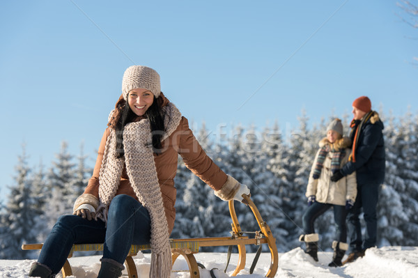 Młodych ludzi cieszyć się słoneczny zimą śniegu sanki Zdjęcia stock © CandyboxPhoto