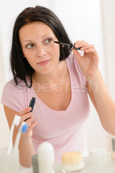 Kobieta tusz do rzęs front łazienka lustra młoda kobieta Zdjęcia stock © CandyboxPhoto