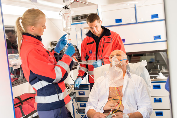 Paramedic masca de oxigen pacient ambulanţă bolnav caz de urgenţă Imagine de stoc © CandyboxPhoto