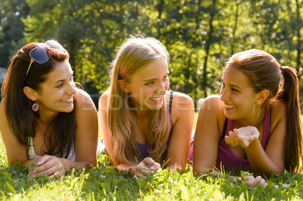 Teen femei vorbesc relaxare parc fericit Imagine de stoc © CandyboxPhoto