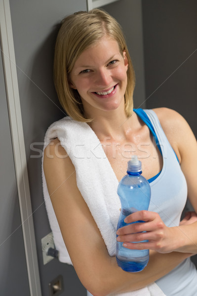 Bezweet vrouw kleedkamer gymnasium fles handdoek Stockfoto © CandyboxPhoto