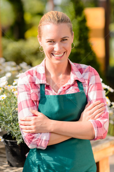 Stock foto: Garten · Zentrum · lächelnde · Frau · Arbeitnehmer · tragen · Schürze