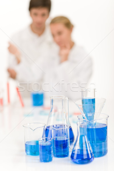 Foto stock: Cientistas · laboratório · azul · líquido · estudante · grupo