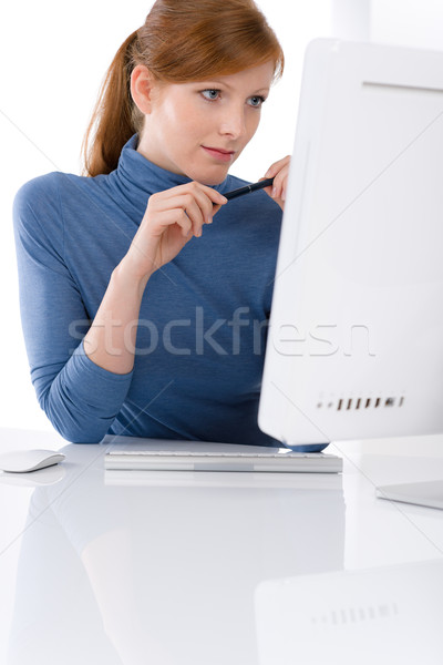 Nowoczesne biuro młodych business woman pracy komputera Zdjęcia stock © CandyboxPhoto