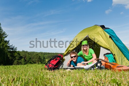 Stock foto: Camping · Paar · spielen · Gitarre · Sommer · Landschaft
