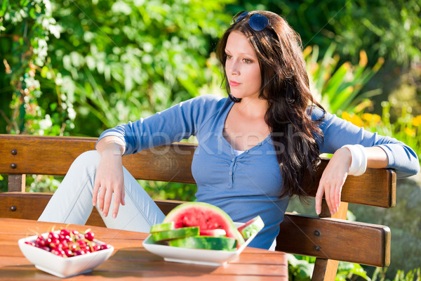 Grădină terasa femeie frumoasa proaspăt fructe de vara frumos Imagine de stoc © CandyboxPhoto