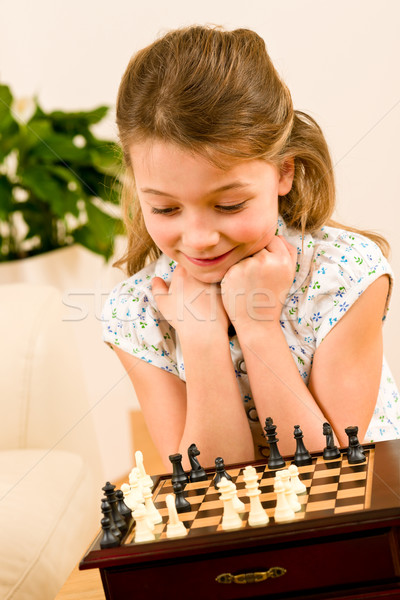 Młoda dziewczyna grać szachy cute uśmiech sam Zdjęcia stock © CandyboxPhoto