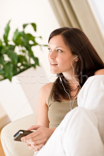 Frau halten hören Lounge Ohrhörer Stock foto © CandyboxPhoto