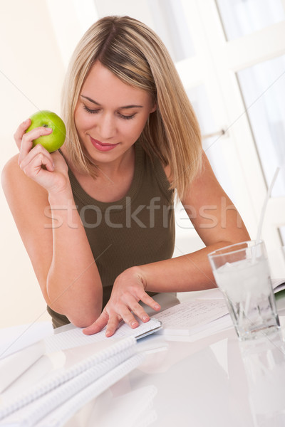 Student blond jonge vrouw denken huiswerk eten Stockfoto © CandyboxPhoto