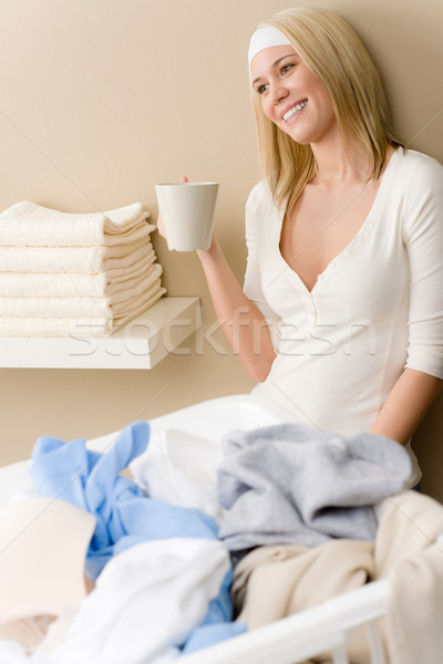 Stockfoto: Wasserij · strijken · vrouw · pauze · drinken · huishoudelijk · werk