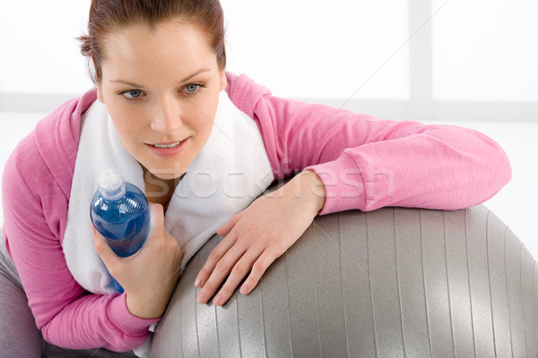 Foto stock: Mujer · de · la · aptitud · relajarse · cantimplora · pelota · agua · gimnasio