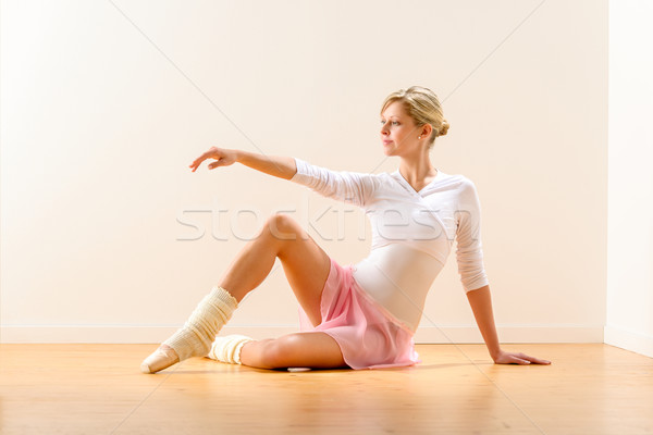 Stock fotó: Gyönyörű · nő · táncos · gyakorol · balett · stúdió · ballerina