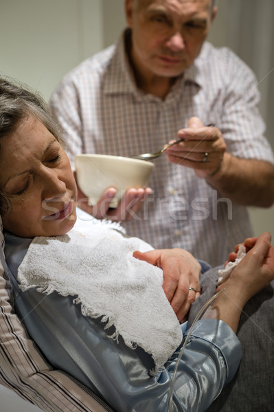 Volwassen man helpen ziek vrouw soep Stockfoto © CandyboxPhoto