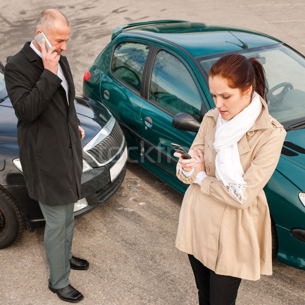 Femeie om telefon maşină prăbuşi accident Imagine de stoc © CandyboxPhoto