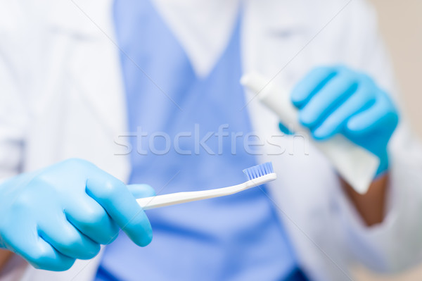 Zahnarzt Hände halten Zahnbürste Zahnhygiene Stock foto © CandyboxPhoto