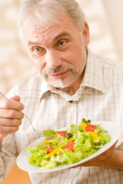 Senior om matur mânca legume salată masa de lemn Imagine de stoc © CandyboxPhoto