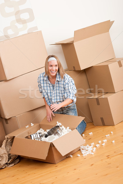 [[stock_photo]]: Déménagement · heureux · femme · boîte · nouvelle · maison · cuisine