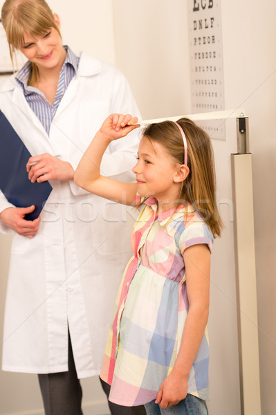 Gyermekorvos méret magasság kislány fiatal lány orvosi Stock fotó © CandyboxPhoto