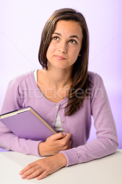 Gândire student fată şedinţei in spatele birou Imagine de stoc © CandyboxPhoto
