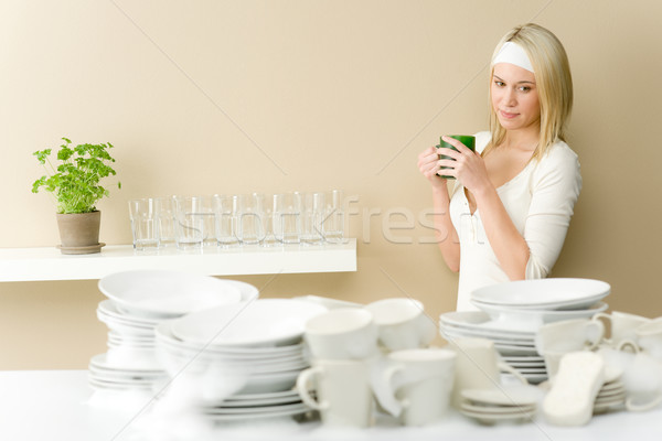 [[stock_photo]]: Modernes · cuisine · heureux · femme · pause · café